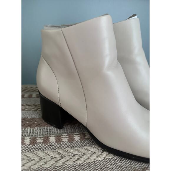 White Leather Boots With Heel Side Zipper by White Mountain Fairchild Size 8.5 M - Picture 4 of 7